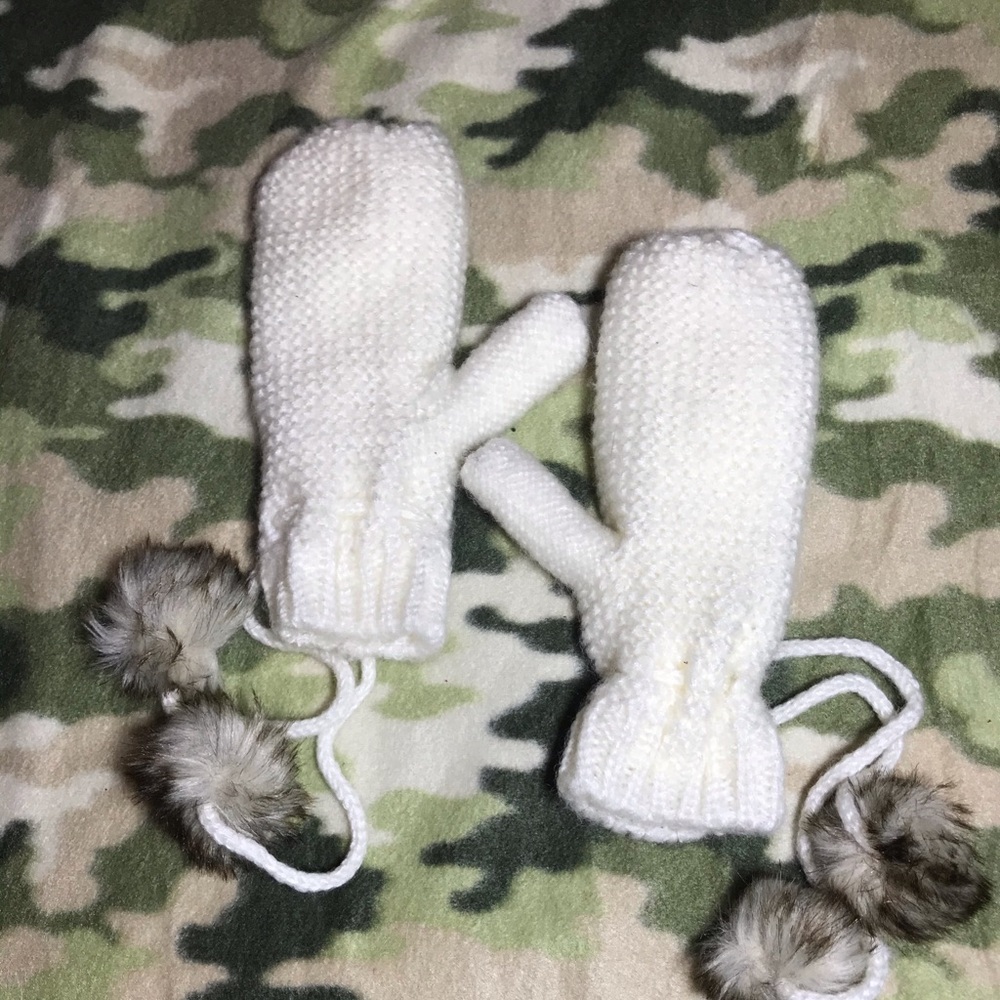Cream Mittens - Picture 3 of 5